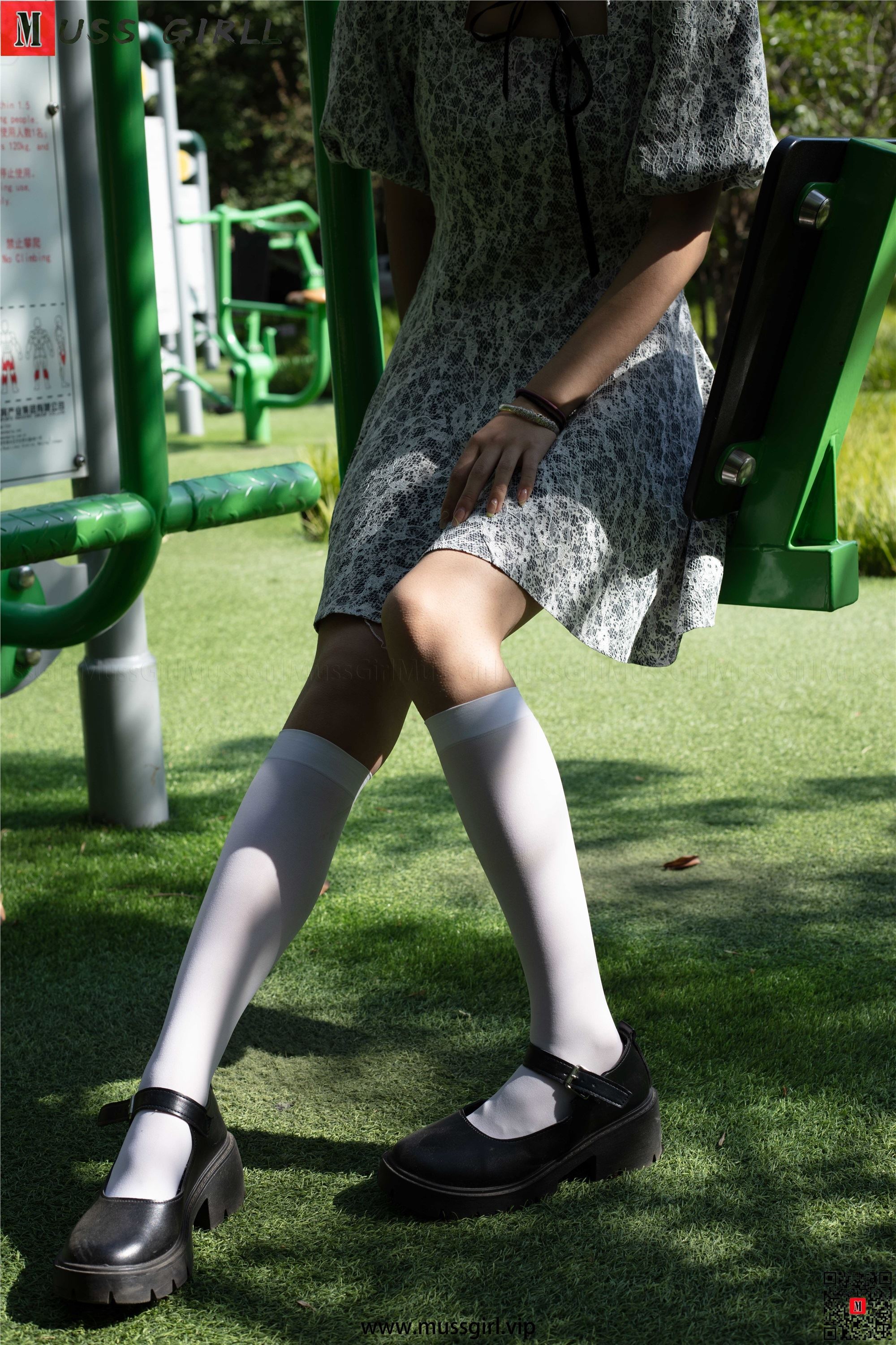 MussGirl慕丝女郎  NO.209 公园碎花裙过膝白丝